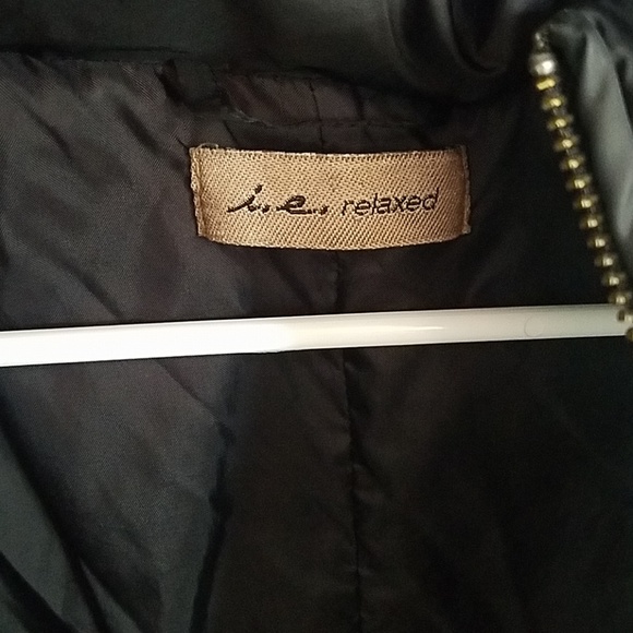 A black rain coat - Picture 4 of 4